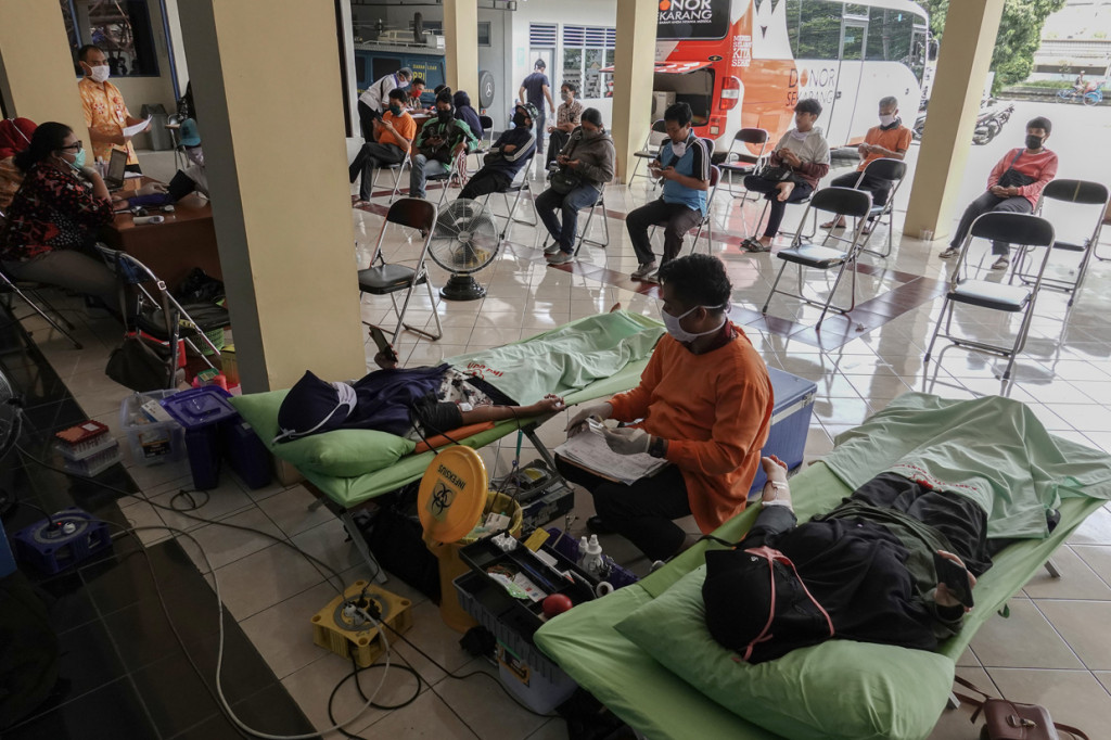 Petugas Unit Donor Darah (UDD) PMI Kabupaten Banyumas, melayani proses donor darah keliling sesuai protokol kesehatan penanganan Covid-19, di Kantor RRI Purwokerto, Banyumas, Jateng, Jumat, 3 April 2020. ANTARA Foto/Idhad Zakaria