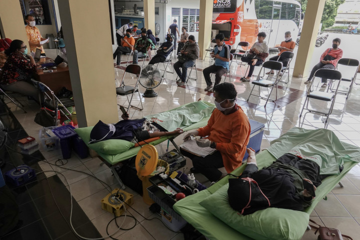 Petugas Unit Donor Darah (UDD) PMI Kabupaten Banyumas, melayani proses donor darah keliling sesuai protokol kesehatan penanganan Covid-19, di Kantor RRI Purwokerto, Banyumas, Jateng, Jumat, 3 April 2020. ANTARA Foto/Idhad Zakaria