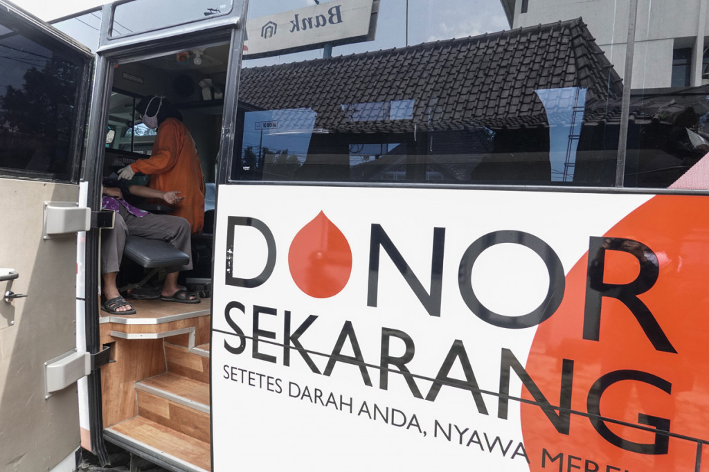 PMI Kabupaten Banyumas tetap melaksanakan donor darah keliling yang dilakukan dengan protokol kesehatan penanganan Covid-19, karena pemasukan darah rata-rata per hari turun hingga 50 persen, dari 170 menjadi 86 kantong darah per hari sejak merebaknya wabah COVID-19 di Kabupaten Banyumas. ANTARA Foto/Idhad Zakaria