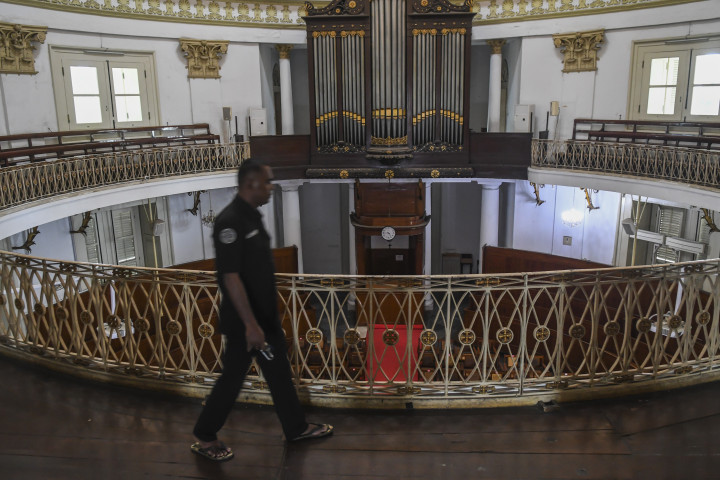 Petugas keamanan melakukan pengecekan di Gereja GPIB Immanuel, Jakarta, Minggu, 5 April 2020.
