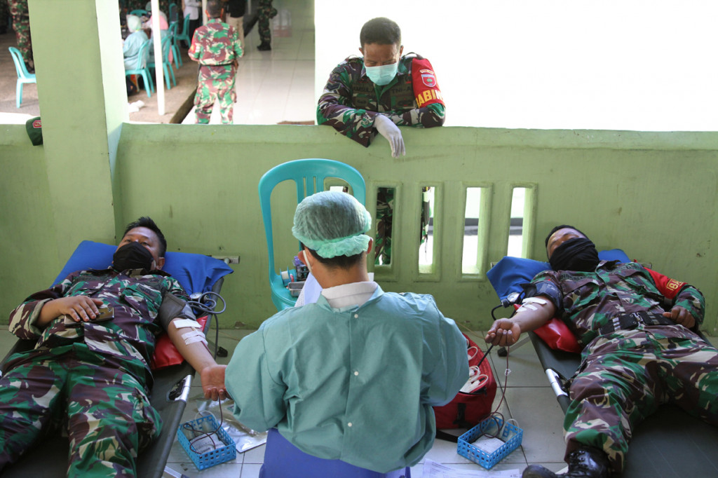 Prajurit TNI Angkatan Darat melakukan donor darah di Kodim 1417 Kendari, Kendari, Sulawesi Tenggara.
