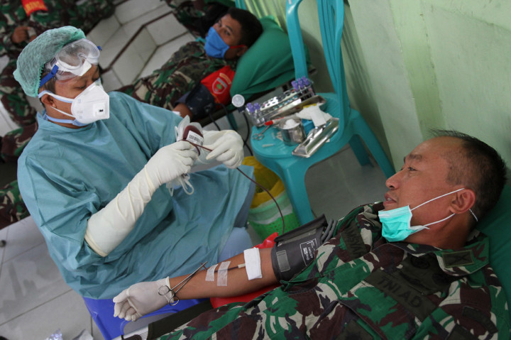 Dandim 1417 Kendari Kolonel Inf Alamsyah mendonorkan darahnya di Kodim 1417 Kendari, Kendari, Sulawesi Tenggara.