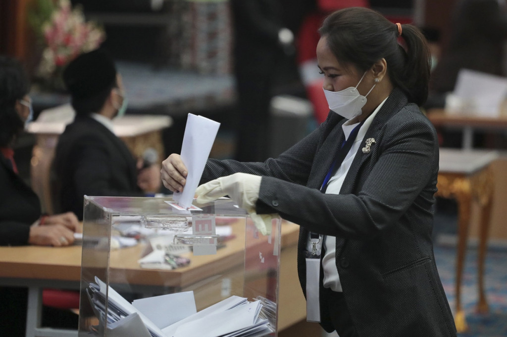 Seorang anggota DPRD DKI Jakarta memasukkan surat suara saat pemilihan Wakil Gubernur DKI Jakarta di Gedung DPRD DKI Jakarta di Jakarta.