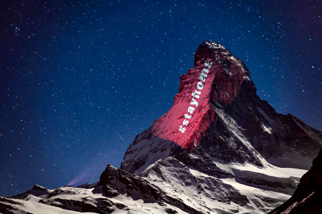 Gunung Matterhorn yang ikonik diterangi cahaya bertuliskan #stayathome oleh seniman cahaya Swiss Gerry Hofstetter. AFP Photo/Fabrice Coffrini

