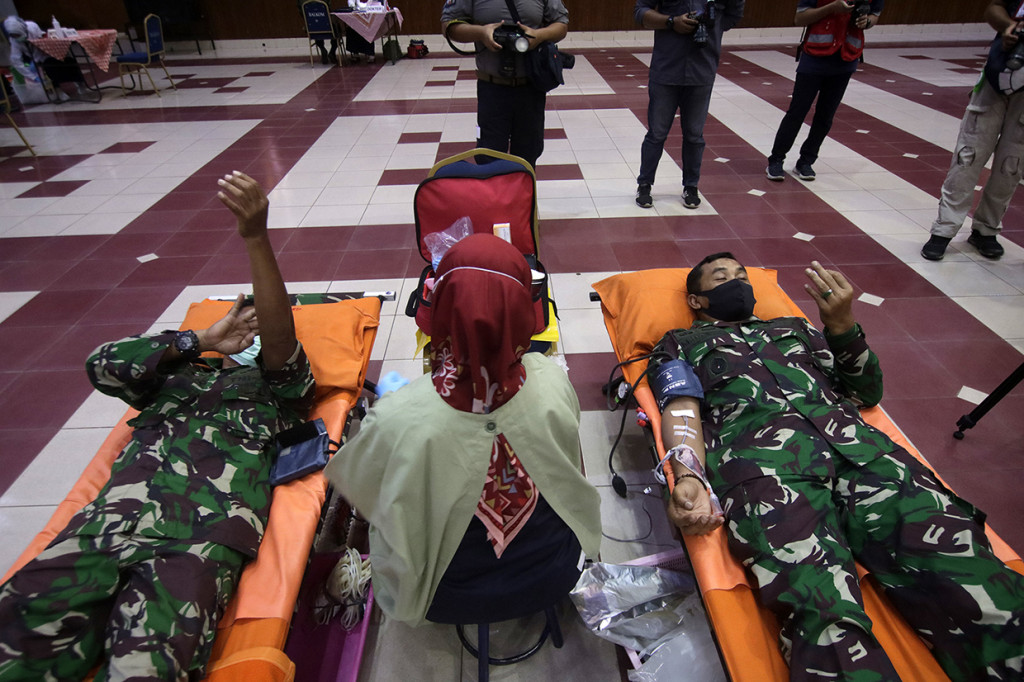 Wadanjen Kopassus Brigjen TNI Mohammad Hasan (kanan) ikut mendonorkan darah di Balai Komando Kopassus, Cijantung, Jakarta.