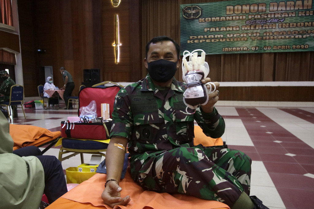 Wadanjen Kopassus Brigjen TNI Mohammad Hasan menunjukkan kantong darah usai mendonorkan darah di Balai Komando Kopassus, Cijantung, Jakarta.