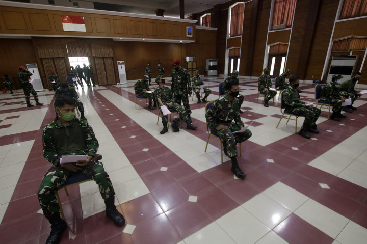 Prajurit Komando Pasukan Khusus (Kopassus) menjaga jarak menunggu untuk mendonorkan darah di Balai Komando Kopassus, Cijantung, Jakarta.
