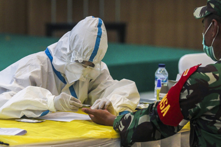 Petugas medis mengambil sampel darah saat rapid test atau pemeriksaan cepat Covid-19 di DPP Golkar, Slipi, Jakarta.