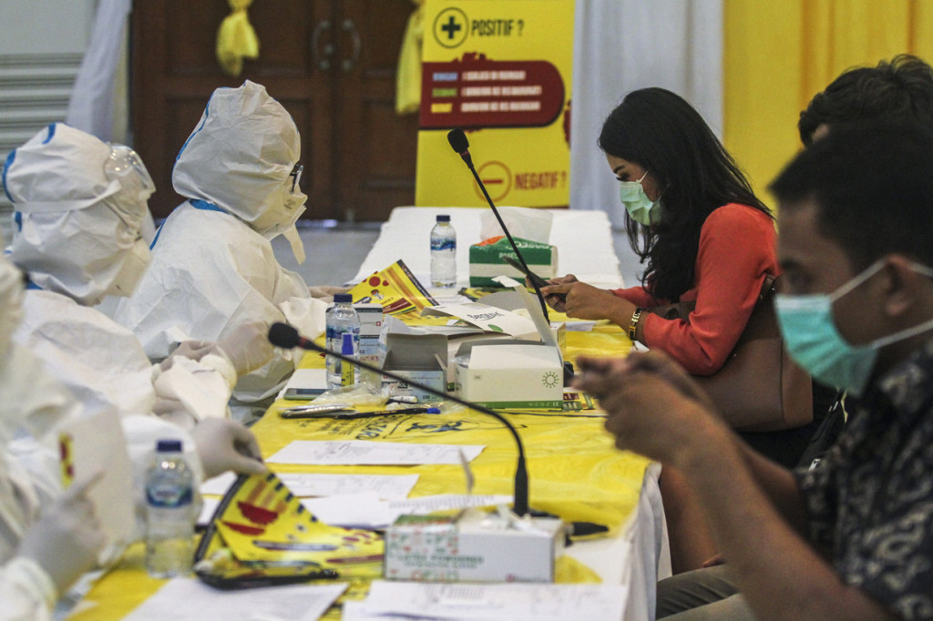 Partai Golkar menyelenggarakan rapid test virus korona (Covid-19) secara gratis bagi wartawan, kader, dan masyarakat guna memastikan kesehatan dan mengantisipasi penyebaran Covid-19.