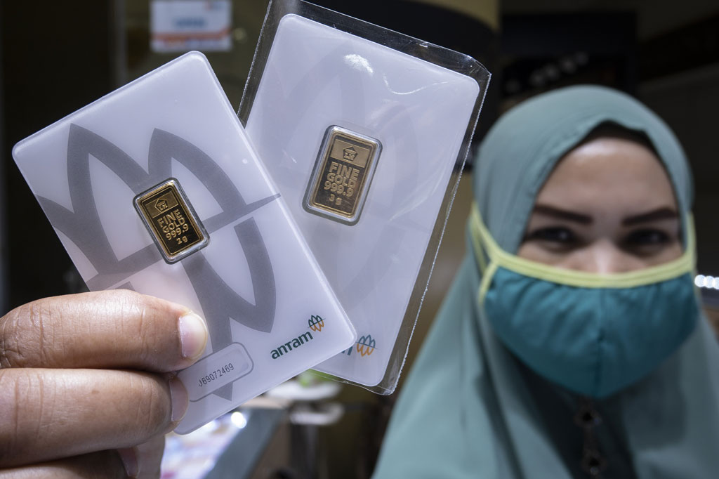 Pramuniaga menunjukkan emas batangan di Cikini Gold Center, Jakarta, Selasa, 7 April 2020. 