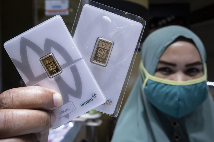 Pramuniaga menunjukkan emas batangan di Cikini Gold Center, Jakarta, Selasa, 7 April 2020. 