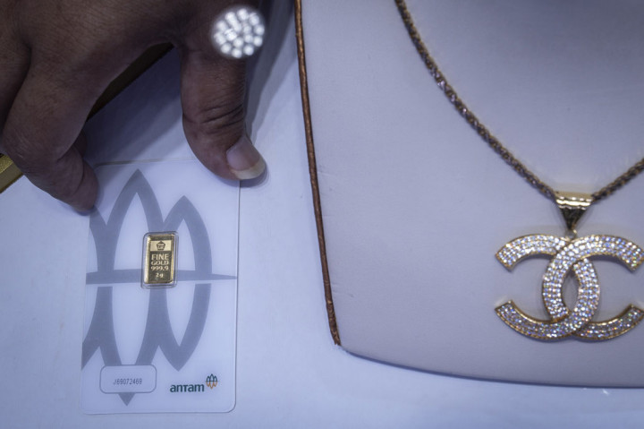 Harga emas Antam pada Selasa, 7 April 2020 sebesar melonjak Rp32.000 per gram menjadi Rp963.000, yang merupakan rekor tertinggi sepanjang sejarah. Kenaikan tersebut sejalan dengan harga emas dunia yang melesat akibat beragam stimulus yang diberikan untuk meredam dampak virus korona (covid-19).