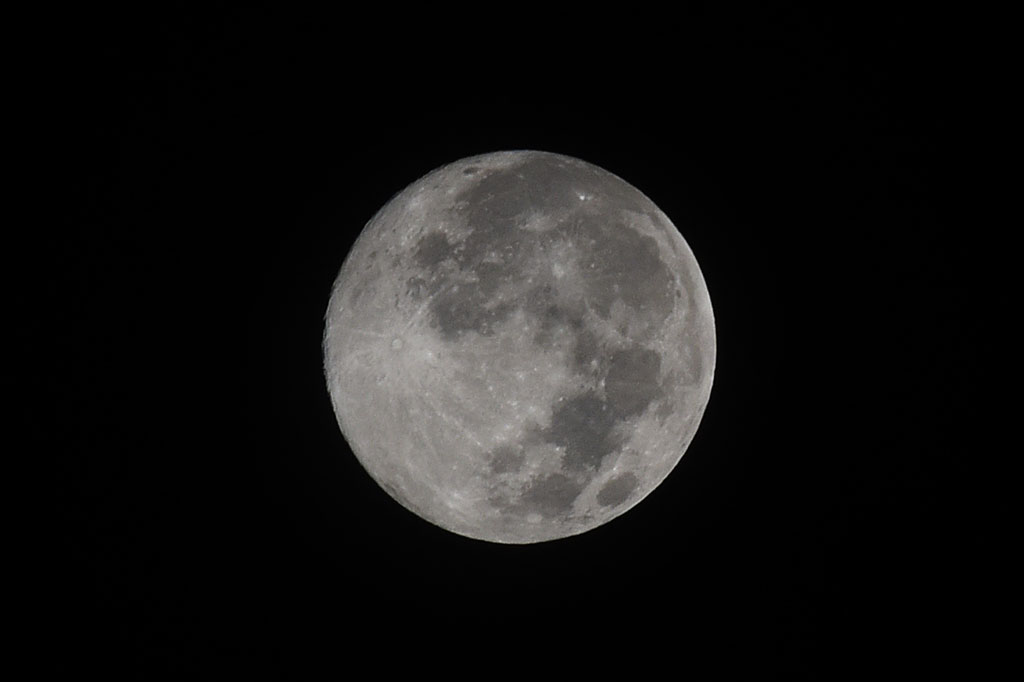 Ada tiga kejadian 'supermoon', yaitu posisi bulan yang berada di titik terdekat dari Bumi pada tahun ini.
Ketiga 'supermoon' tersebut antara lain terjadi pada 7 Maret, 8 April dan 7 Mei. Yang terbesar di antara ketiga 'supermoon' itu adalah pada 8 April.