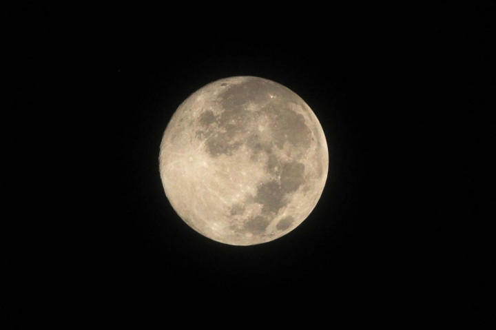 Fenomena alam berupa Bulan purnama (supermoon) terbesar terlihat dari Kabupaten Pamekasan, Jawa Timur, Rabu, 8 April 2020 dini hari.