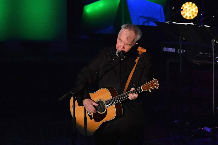 Sebelumnya Prine dirawat di rumah sakit sejak Kamis, 26 Maret 2020, setelah mengalami gejalan covid-19 usai kembali dari tur Eropa. Sayangnya kondisinya semakin memburuk sejak Sabtu, 28 Maret 2020.