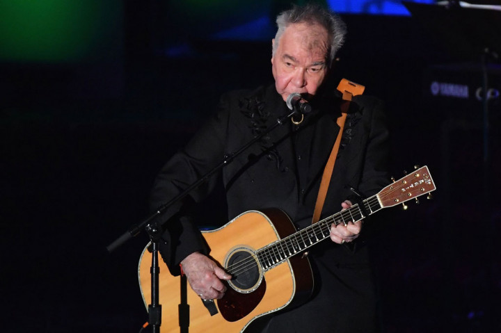 Sebelumnya Prine dirawat di rumah sakit sejak Kamis, 26 Maret 2020, setelah mengalami gejalan covid-19 usai kembali dari tur Eropa. Sayangnya kondisinya semakin memburuk sejak Sabtu, 28 Maret 2020.