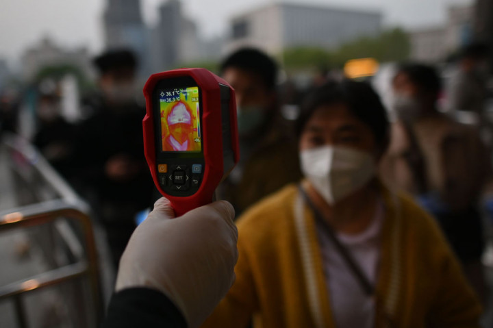 Demikian pula dengan warga yang antre di stasiun kereta api dan pintu masuk mal di kota ekonomi terbesar kedelapan di Tiongkok itu karena harus antre mendapatkan pengukuran suhu tubuh oleh petugas keamanan.