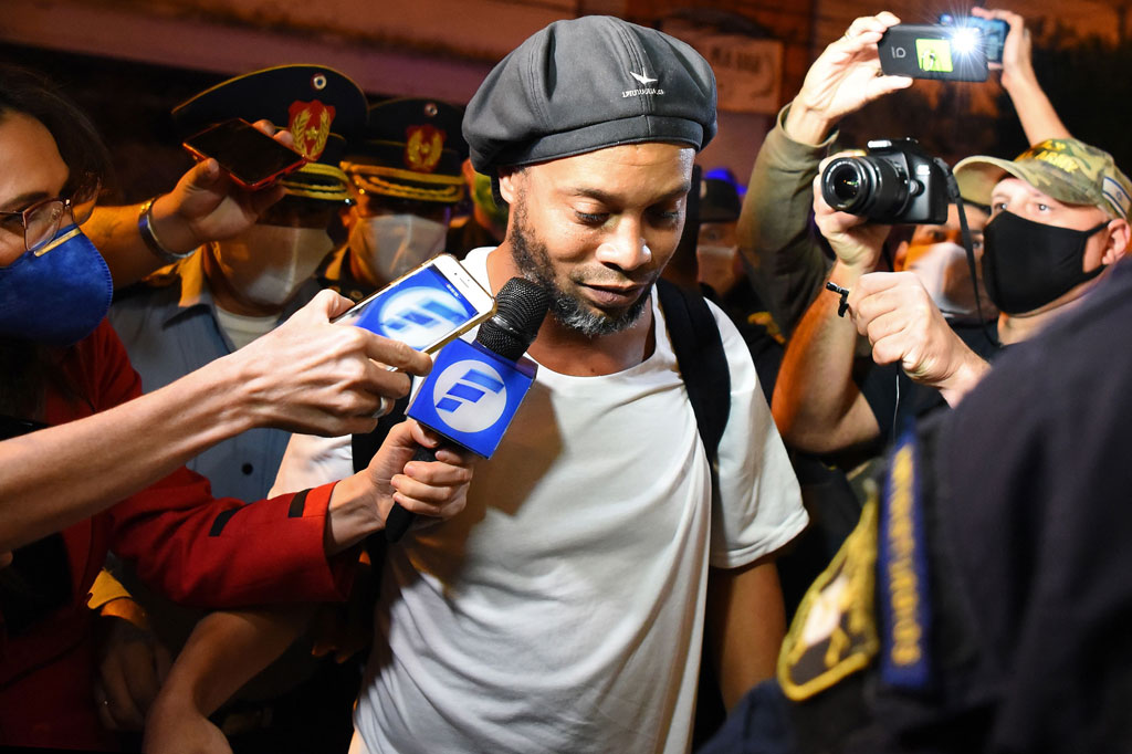 Mantan bintang timnas Brasil Ronaldinho tidak berkomentar sedikitpun saat tiba di sebuah hotel di Asuncion, di mana ia dan saudara lelakinya akan menjalani tahanan rumah, Selasa, 7 April 2020. 