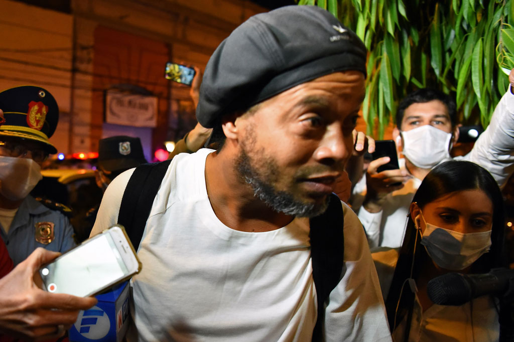 Ronaldinho dibebaskan dari penjara dan menjadi tahanan rumah di Paraguay setelah ia dan saudaranya membayar uang jaminan sebesar USD1,6 juta atau sekitar Rp25 miliar.