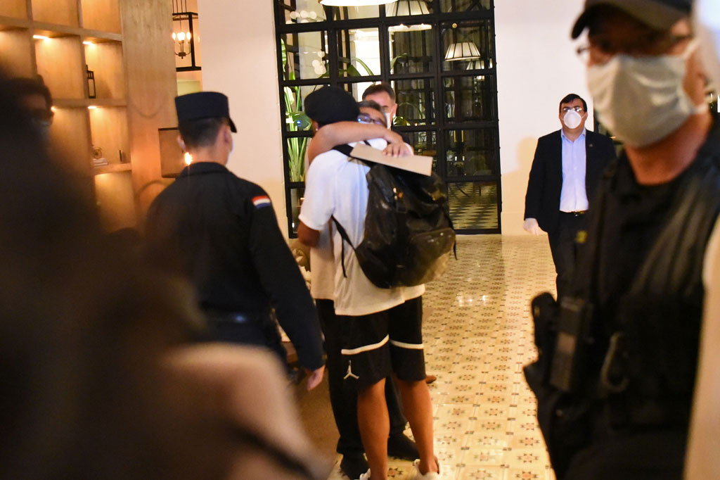 Hakim mengizinkan keduanya untuk menjalani tahanan rumah di Hotel Palmaroga di Asuncion sambil menunggu proses persidangan. Keduanya juga diizinkan untuk menerima kunjungan.