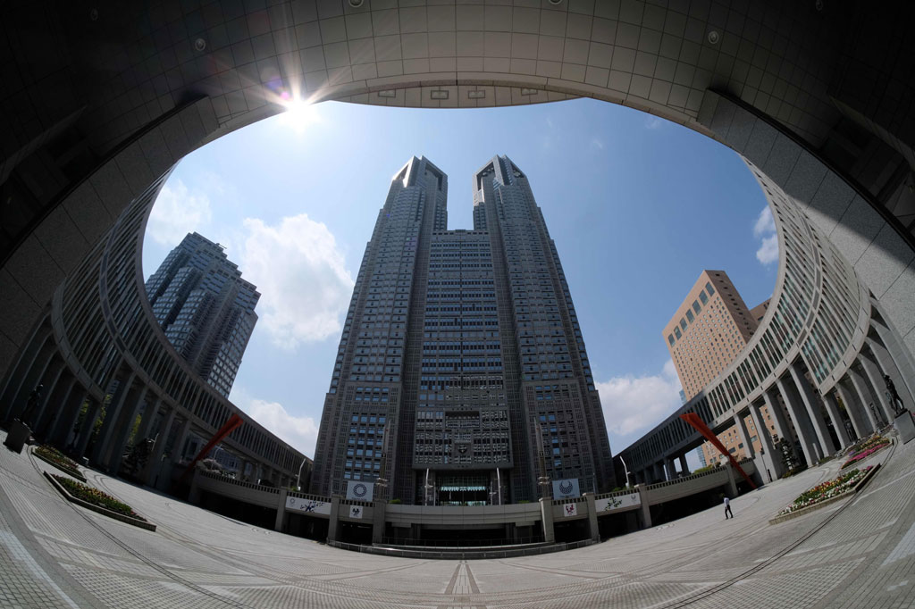 Kondisi Gedung Pemerintah Metropolitan Tokyo di Tokyo yang relatif sepi pada 8 April 2020, pada hari pertama pemberlakuan keadaan darurat akibat wabah virus korona.