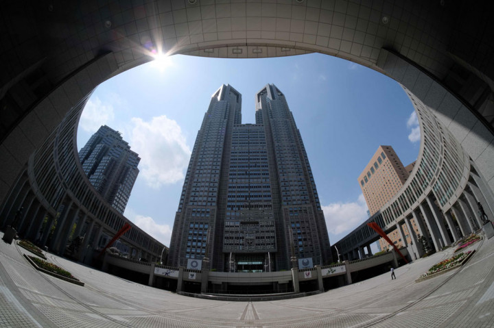 Kondisi Gedung Pemerintah Metropolitan Tokyo di Tokyo yang relatif sepi pada 8 April 2020, pada hari pertama pemberlakuan keadaan darurat akibat wabah virus korona.