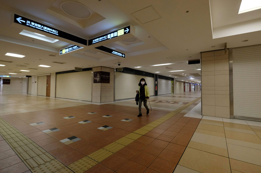 Seorang perempuan duduk seorang diri di kereta Yamanote Line di Tokyo pada 8 April 2020.