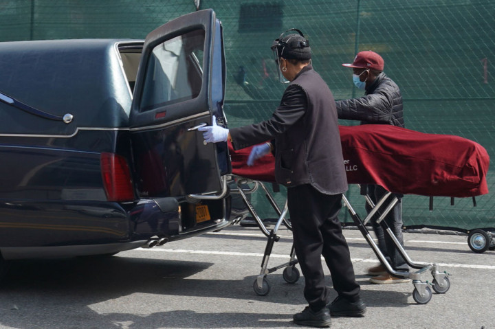 Korban tewas di AS saat ini melebihi Spanyol yang berjumlah 14.555 orang, tetapi belum melampaui Italia, yaitu sebanyak 17.669 orang.