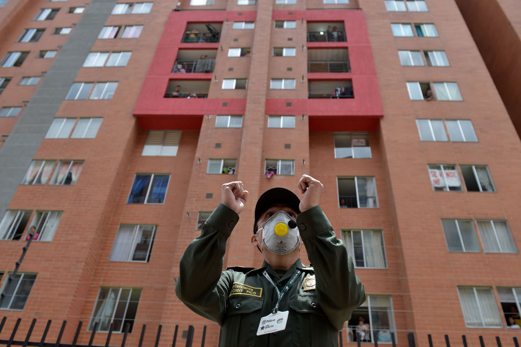 Tujuan polisi melakukan kegiatan tersebut adalah untuk menjaga semangat warga untuk tetap berada di rumah selama lockdown. 