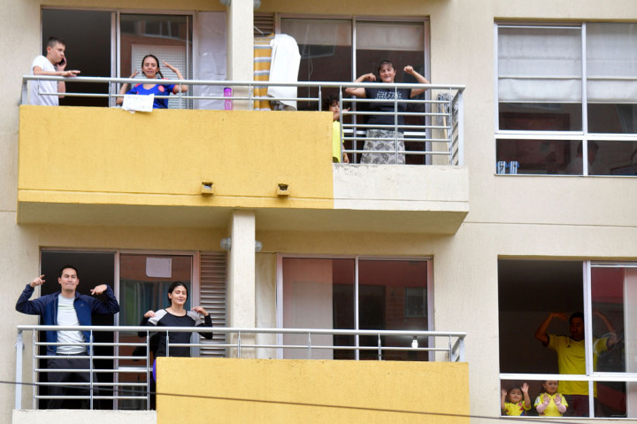 Warga yang melihat dari balkon apartemen kemudian mengikuti gerak tari yang dilakukan para polisi tersebut dengan riang gembira.