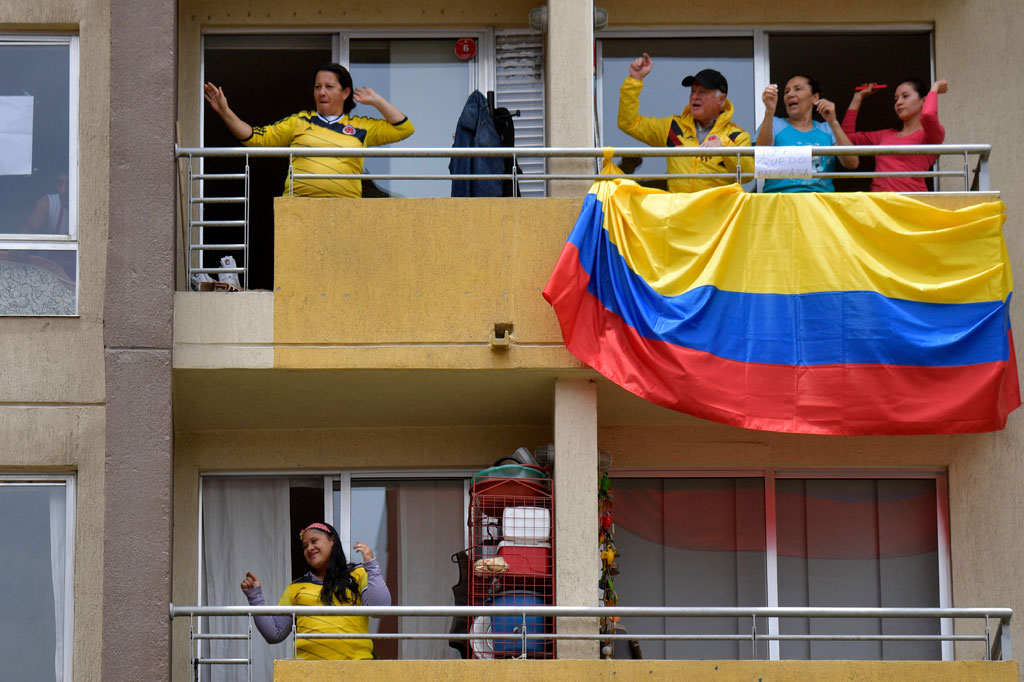 Petugas kepolisian mengatakan itu adalah cara mereka untuk mengingatkan warga tetap tinggal di rumah, menekankan tindakan tersebut akan melindungi orang yang telah lanjut usia.
