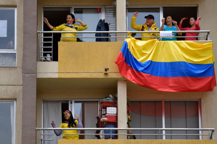 Petugas kepolisian mengatakan itu adalah cara mereka untuk mengingatkan warga tetap tinggal di rumah, menekankan tindakan tersebut akan melindungi orang yang telah lanjut usia.