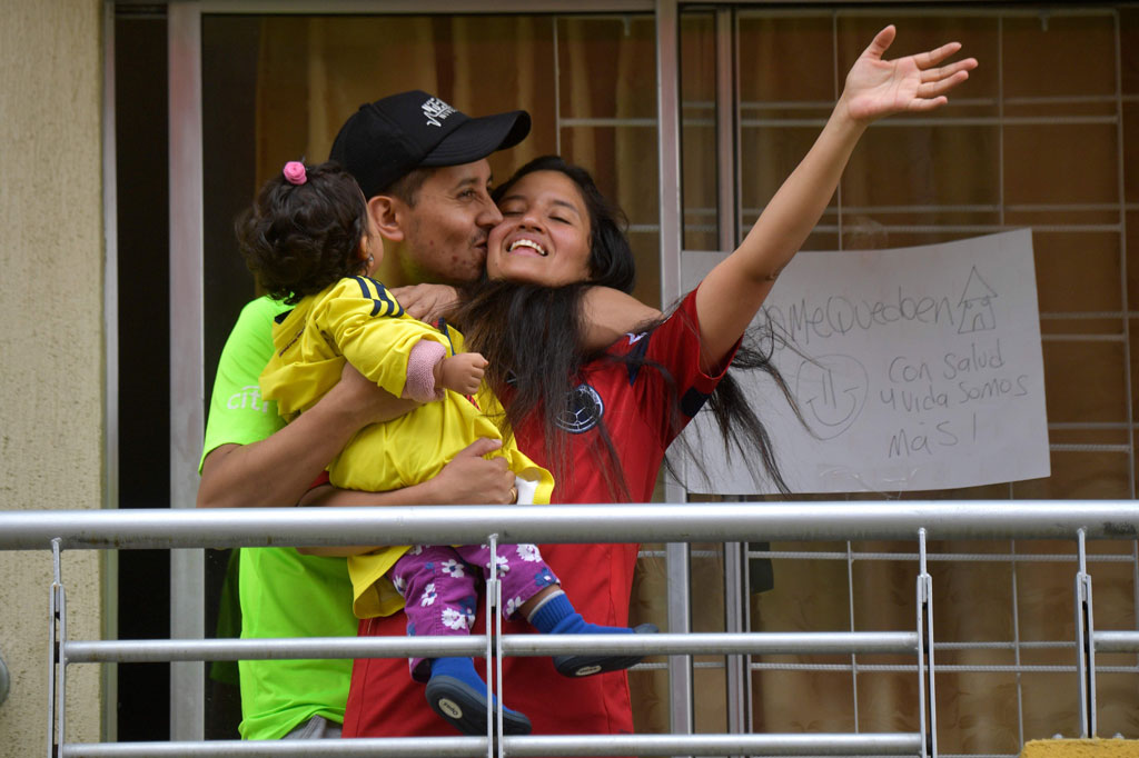 Sebelumnya, pemerintah Kolombia mengumumkan sanksi keras bagi warga yang melanggar lockdwon selama libur Paskah, yang diberlakukan mulai 24 Maret lalu. Kolombia kemudian memperpanjang isolasi wajib akibat covid-19 hingga setidaknya 27 April mendatang.