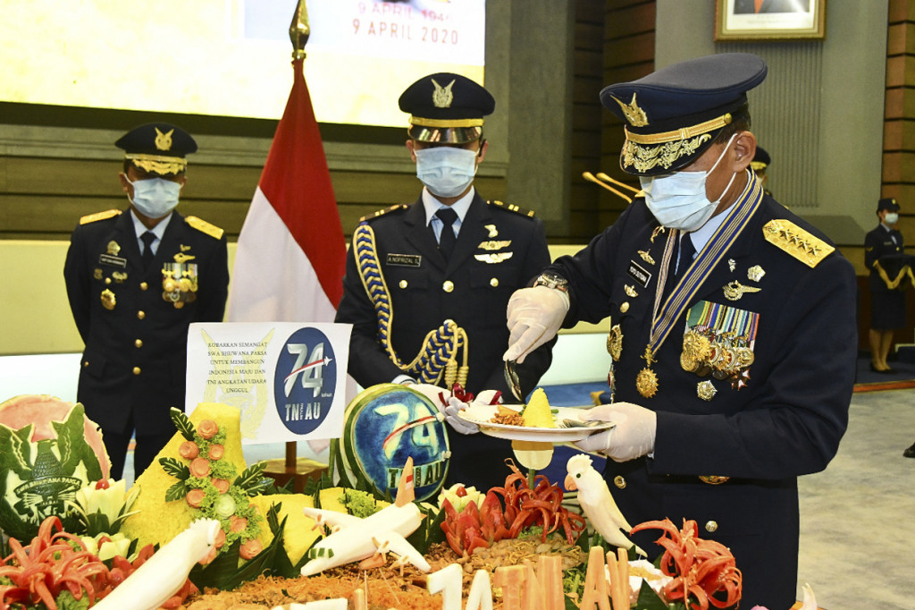Kasau Marsekal TNI Yuyu Sutisna (kanan) memotong tumpeng usai memimpin upacara HUT ke-74 TNI AU di gedung Auditorium Denma Mabesau Cilangkap, Jakarta. 