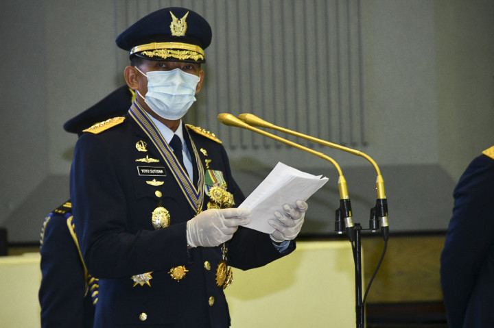 Kasau Marsekal TNI Yuyu Sutisna memberi sambutan saat memimpin upacara HUT ke-74 TNI AU di gedung Auditorium Denma Mabesau Cilangkap, Jakarta.