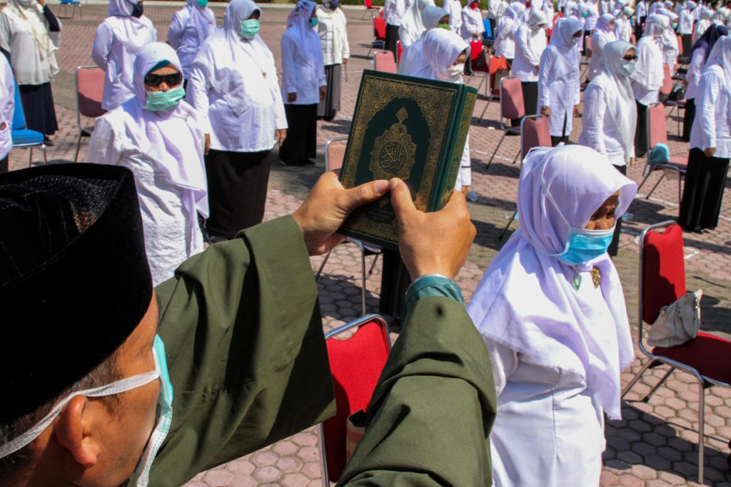 Sejumlah pejabat Pegawai Negeri Sipil (PNS) mengikuti sumpah jabatan saat pelantikan di halaman kantor Bupati Aceh Utara, Aceh.