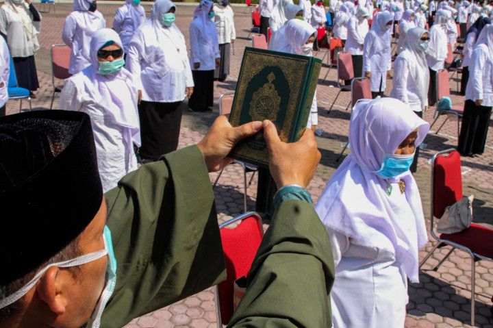 Sejumlah pejabat Pegawai Negeri Sipil (PNS) mengikuti sumpah jabatan saat pelantikan di halaman kantor Bupati Aceh Utara, Aceh.