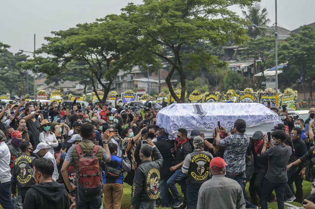 Banyak pelayat yang mengantarkan penyanyi legendaris itu ke tempat peristirahatan terakhirnya. 