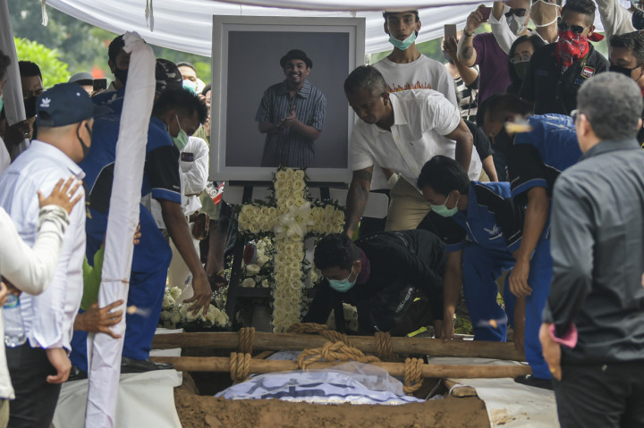 Jenazah penyanyi Glenn Fredly dimakamkan di TPU Tanah Kusir, Jakarta Selatan.