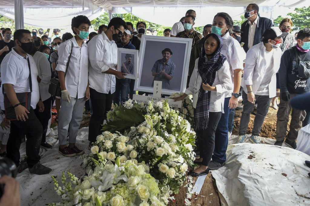 Kerabat memberikan penghormatan terakhir kepada jenazah penyanyi Glenn Fredly saat pemakaman di TPU Tanah Kusir, Jakarta.
