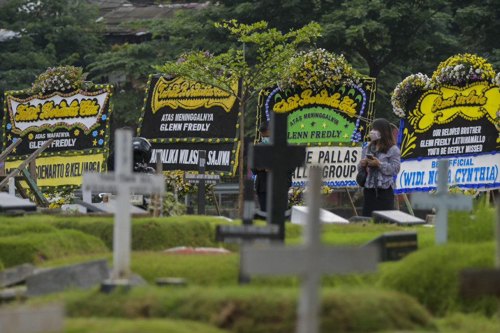 Sejumlah karangan bunga dari artis hingga pejabat negara mewarnai lokasi pemakaman. Karangan bunga itu sebagai penghormatan dan tanda dukacita atas meninggalnya Glenn Fredly. 