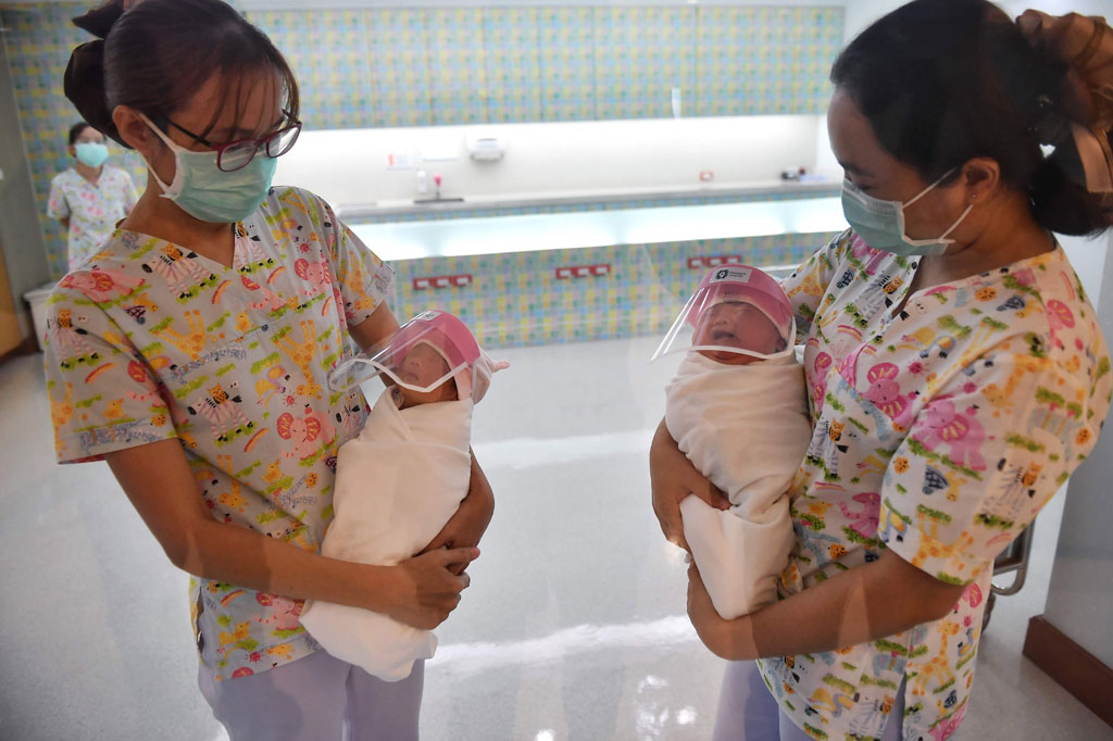 melihat bayi baru lahir di Thailand pakai pelindung wajah