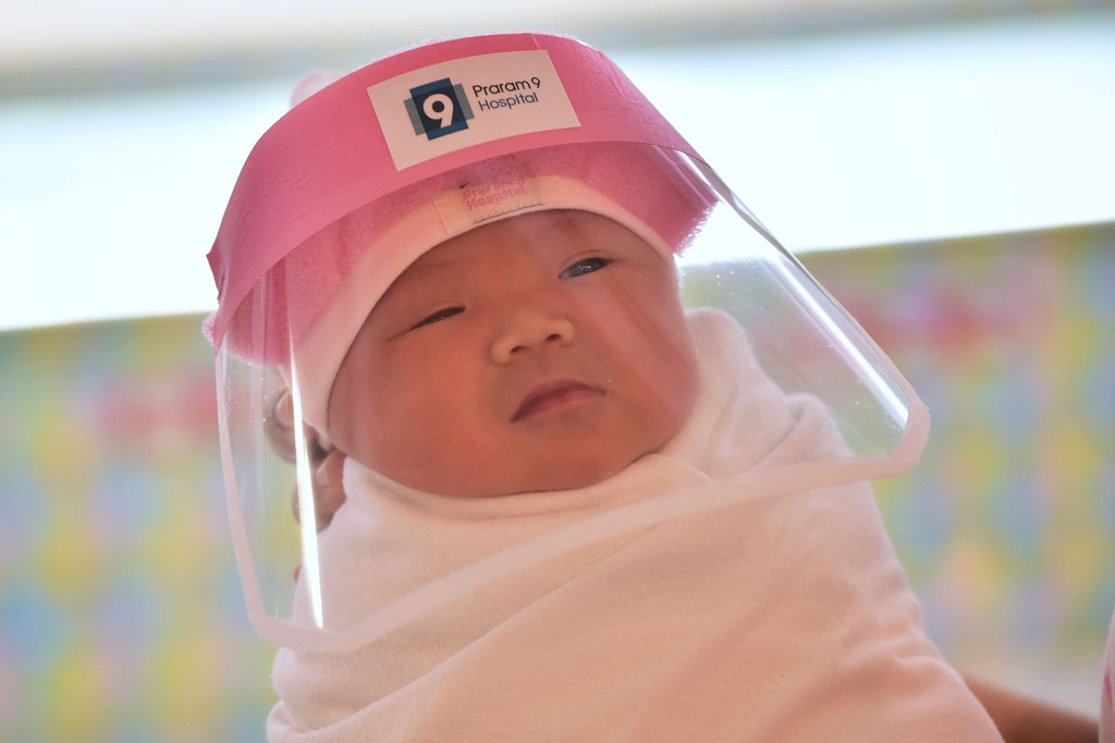 Bayi-bayi berpelindung wajah tersebut tampak lucu dan sangat menggemaskan.