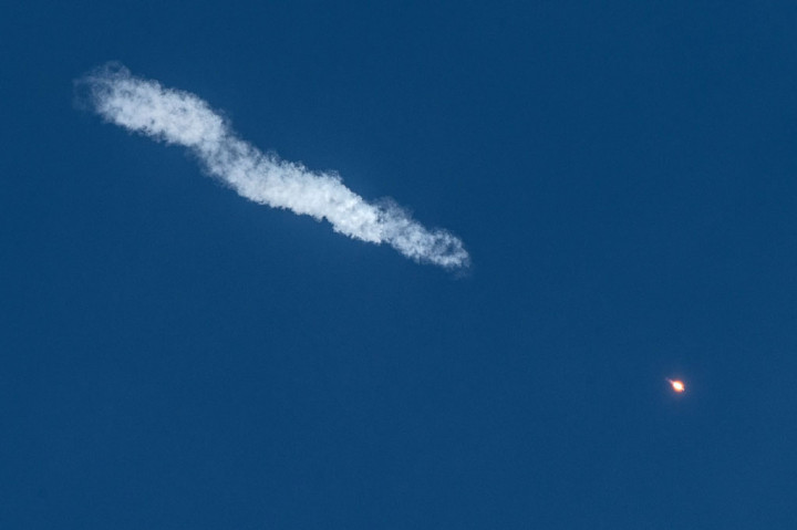Para kru pesawat mengatakan kepada pusat kontrol di darat bahwa mereka merasa baik-baik saja sebelum memasuki orbit. Mereka diperkirakan berlabuh di ISS pada pukul 14.15 GMT.