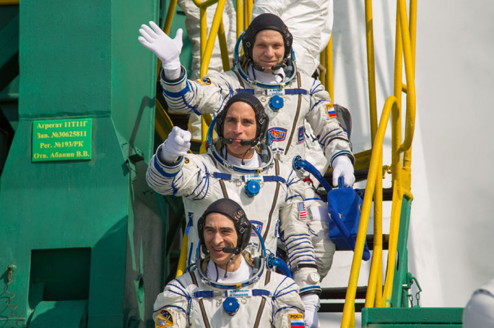 Tiga astronaut yang meluncur ke ISS adalah kosmonaut Rusia, Anatoly Ivanishin dan Ivan Vagner, serta astronaut NASA Chris Cassidy.