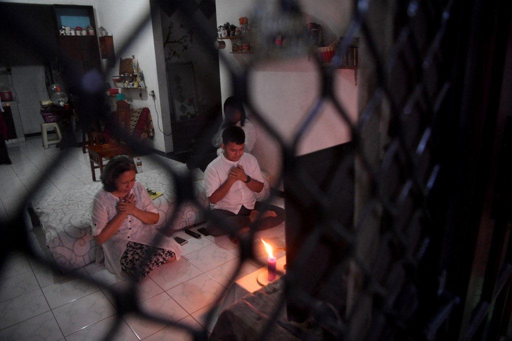 Umat Katolik melaksanakan Misa Kamis Putih di rumah dengan menggunakan media daring guna mencegah penyebaran Virus Korona (Covid-19). 