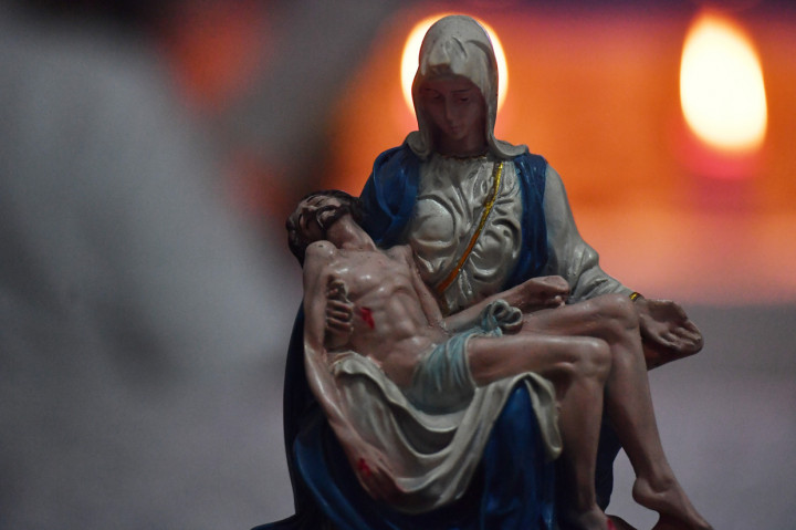 Patung Pieta dipajang di salah satu rumah warga yang mengikuti Misa Kamis Putih melalui media daring di Surabaya, Jawa Timur.