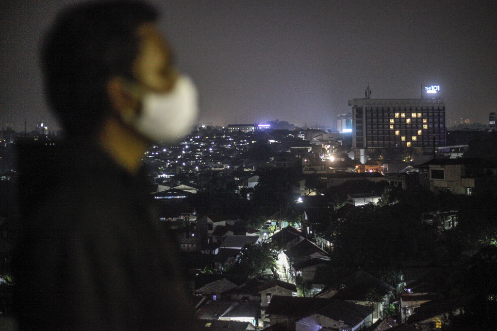 Hotel THE 101 Bogor Suryakencana menyalakan lampu berbentuk love atau simbol hati setiap malam. 