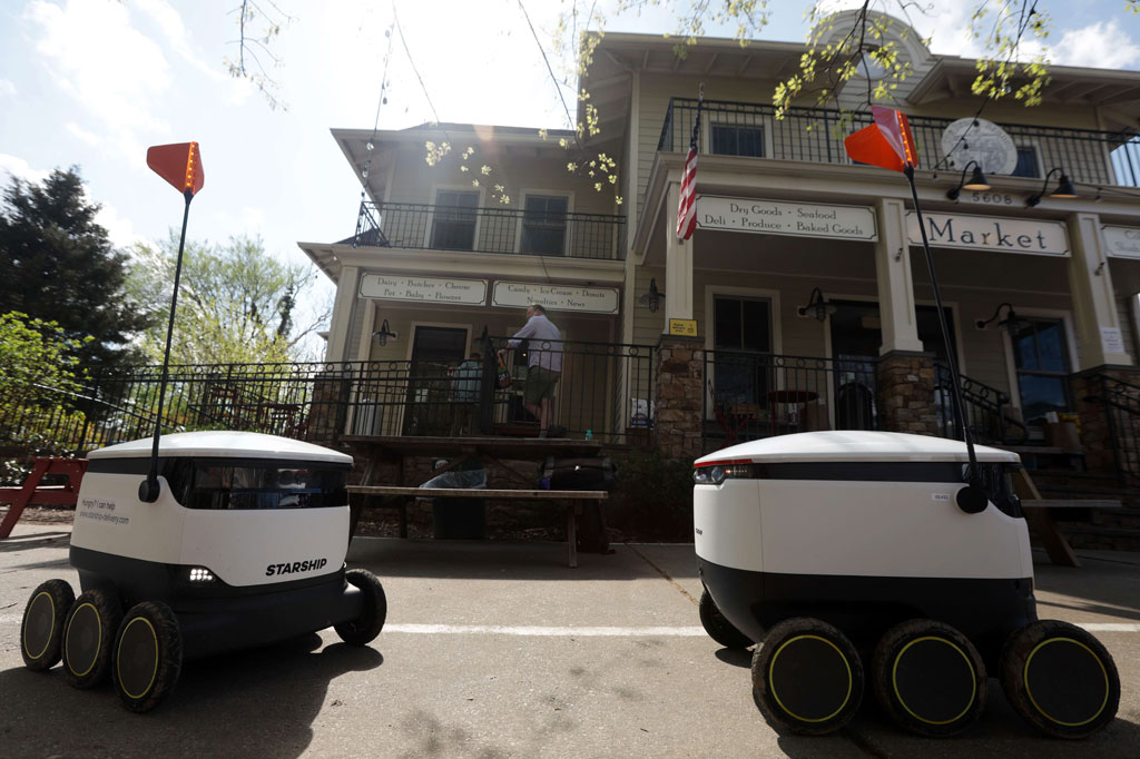 Robot otonom Starship bersiap mengirim pesanan makanan ke pelanggan dari toko kelontong Broad Branch Market di lingkungan Chevy Chase Washington, DC, Kamis, 9 April 2020 waktu setempat.