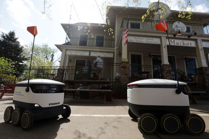 Robot otonom Starship bersiap mengirim pesanan makanan ke pelanggan dari toko kelontong Broad Branch Market di lingkungan Chevy Chase Washington, DC, Kamis, 9 April 2020 waktu setempat.